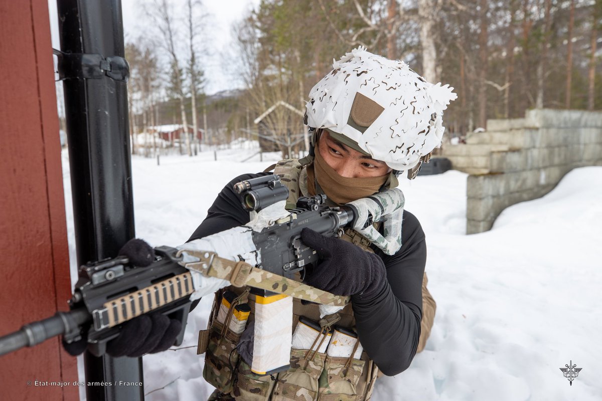 2eEtranger's tweet image. 📍Pont de Rundhaug | Saisie d’objectif 

Aux côtés du 2e bataillon du 6e régiment de Marines engagé dans l’exercice #ColdResponse, les légionnaires s’emparent du pont de Rundhaug ➡️ Reconnaissance des bâtiments, contrôle de la zone. 

#StrongerTogether #NATO #ShoulderToShoulder