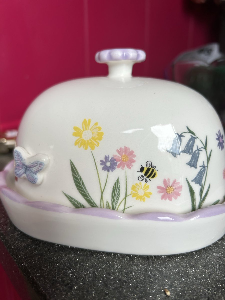 Vixyl's tweet image. New butter dish 😍 

#itsthesmallthings
#butterdish
#kitchenware