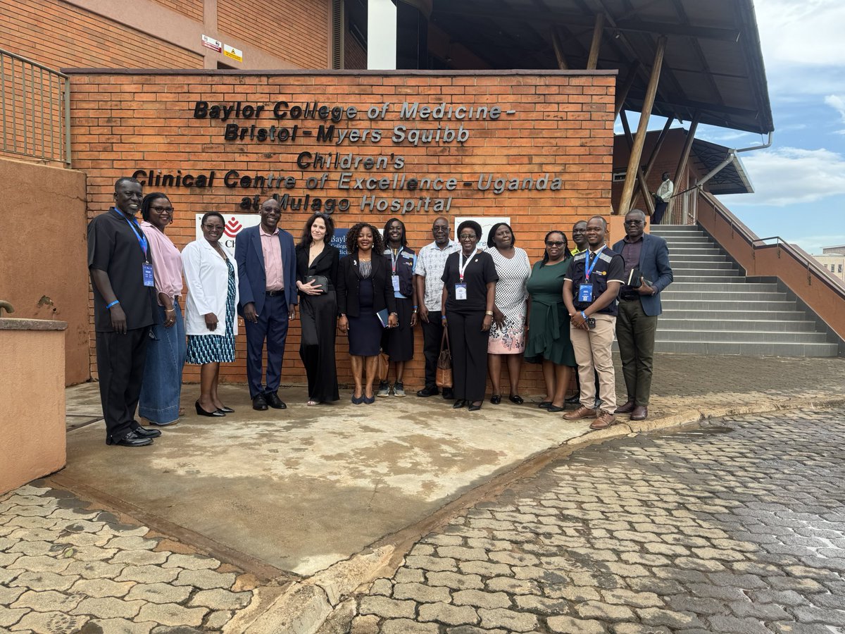 SabrinaKitaka's tweet image. It was a great experience receiving a famous actress Mary Louis Parker who is a Guest of the Rotary Family District 9213 at Baylor Uganda where the ED,Dr.Kiragga welcomed her and PDG Anne Nkutu and the team from the #DCA101