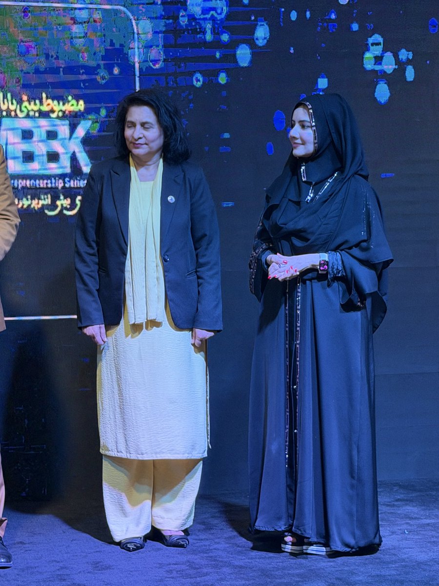 Rabipirzada's tweet image. ماں تو ماں ہوتی ہے، لیکن کچھ ماؤں سے مل کر دل فخر سے بھر جاتا ہے۔عرفه کریم کی امی سے مل کر بہت اچھا لگا 
#ArfaKarim #ProudMoment #MotherLove #Inspiration