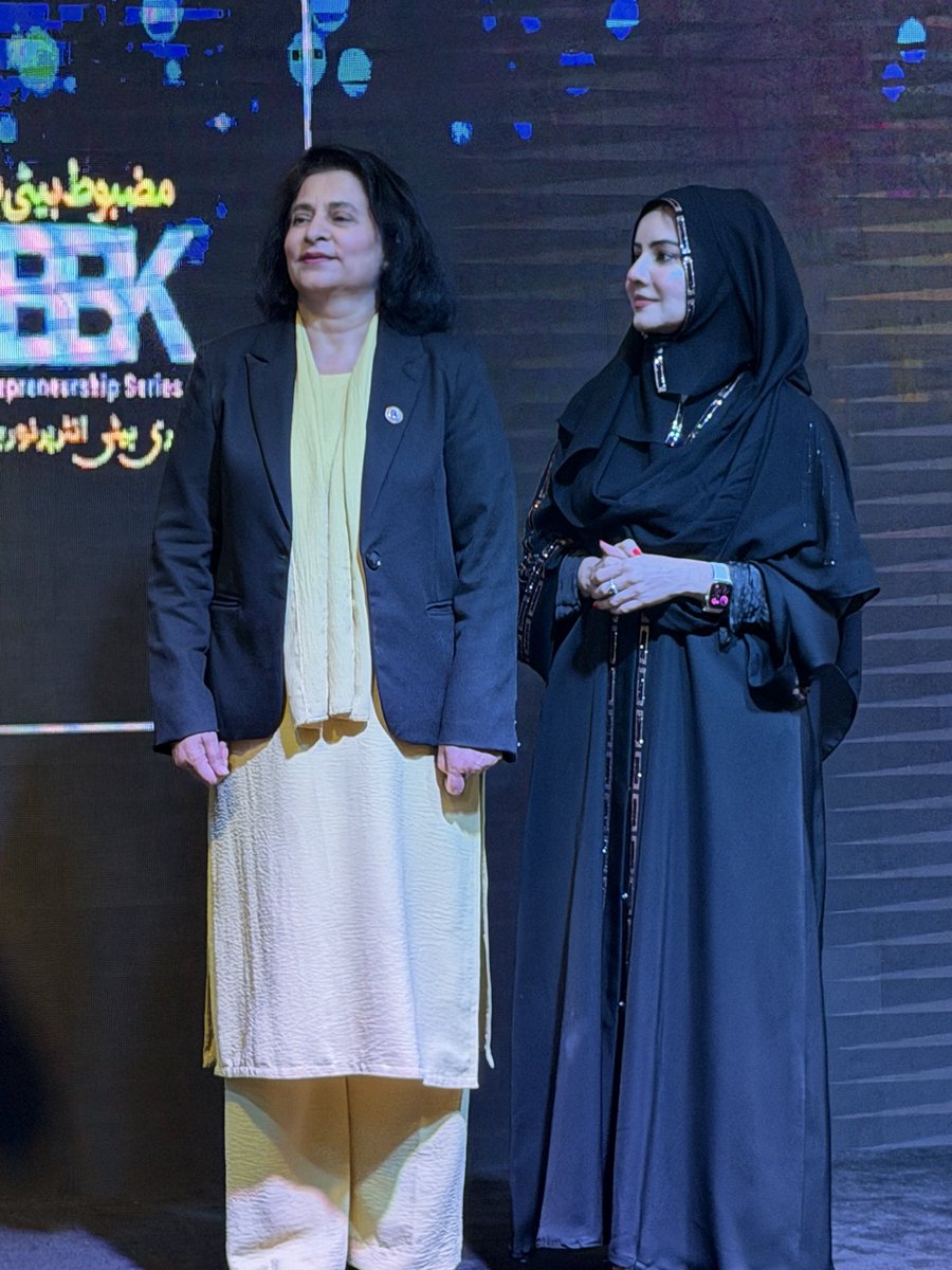 Rabipirzada's tweet image. ماں تو ماں ہوتی ہے، لیکن کچھ ماؤں سے مل کر دل فخر سے بھر جاتا ہے۔عرفه کریم کی امی سے مل کر بہت اچھا لگا 
#ArfaKarim #ProudMoment #MotherLove #Inspiration