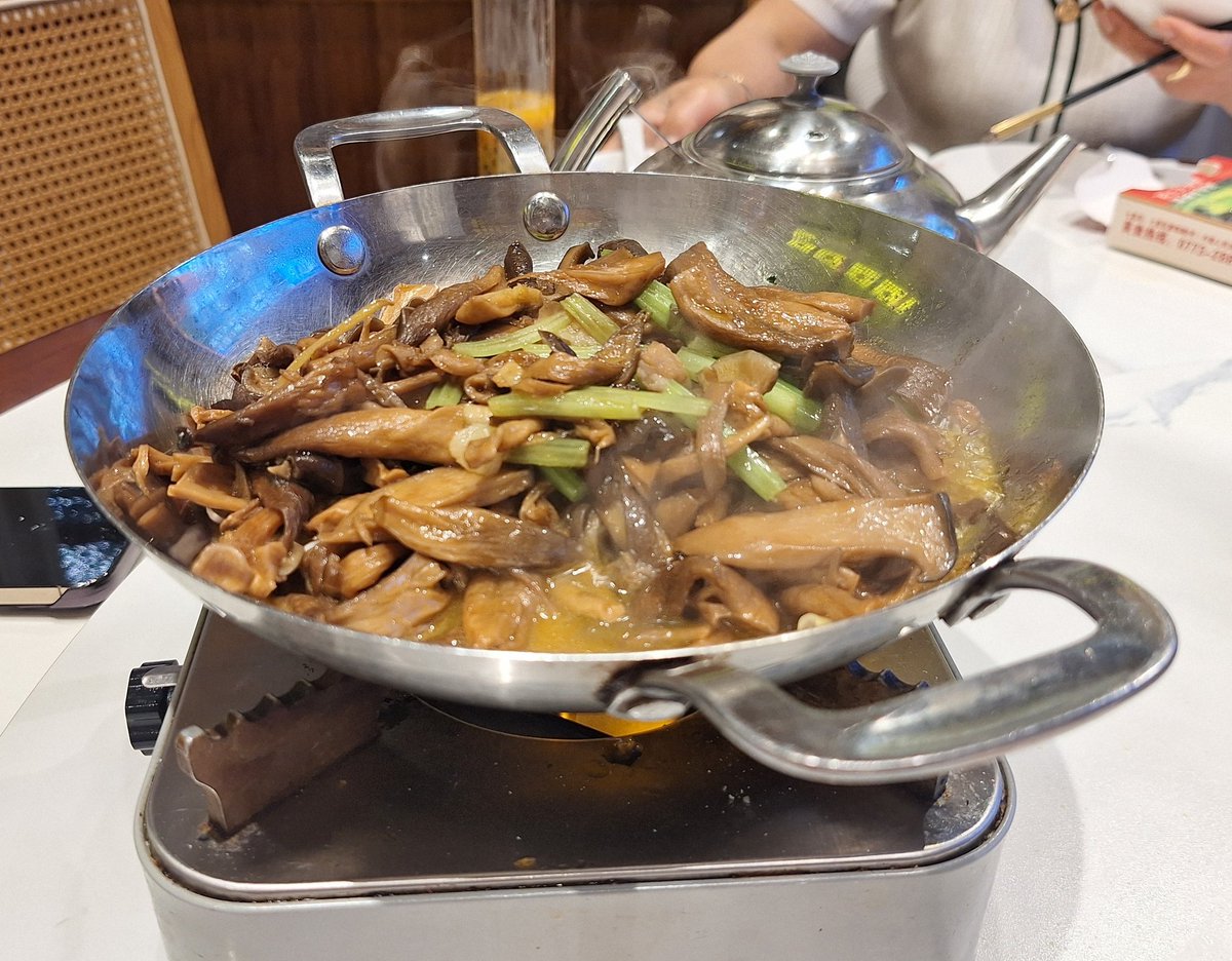 dmanso73's tweet image. Llegaron los refuerzos y como dice el dicho si algo funciona no lo toques. Repito para estos días con vino italiano. La mensajería y los pedidos en China funcionan muy bien. Hoy de regreso a Guilin cena tradicional, y con bue vino 👌🍷
#vino #gastronomía #guilin