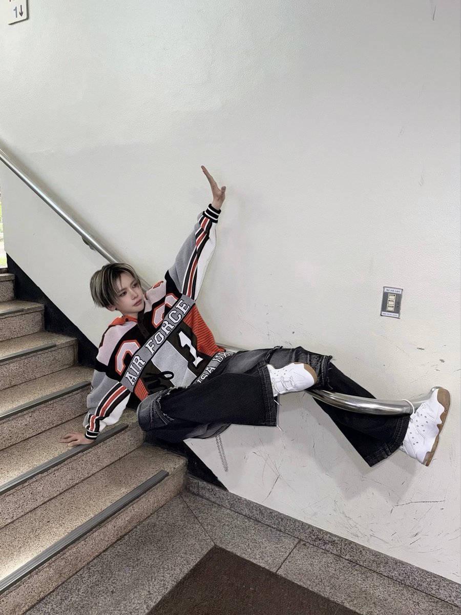 คนอื่นเข้าไปยืนถ่ายในราวกั้นฟีลตัวเร้ก ไอ่หลินไปมิวแบงค์ครั้งแรก ท่าโพสแบบใหม่แบบสับ มันสวนคนทั้งวงการ 5555555555555555 กุให้เลย 🤣

#LYNNLYNN #MODYSSEY