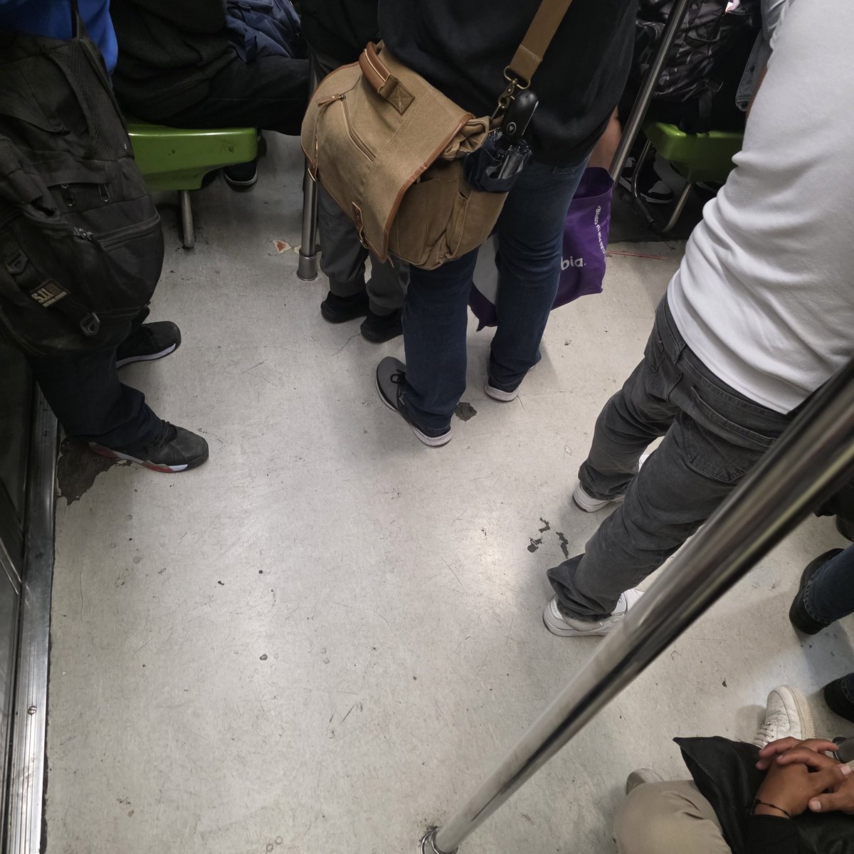 RodrigoVel72829's tweet photo. @MetroCDMX Estoy por llegar a Balderas y nada mas no veo la alta afluencia, desde que comenzaron los trabajos de remodelacion en Universidad, ha sido revision de trenes, alta afluencia y hasta un misterioso corto que afecto las últimas dos estaciones una de ellas en remodelacion,lamentable https://t.co/0lOp1bnDJ2