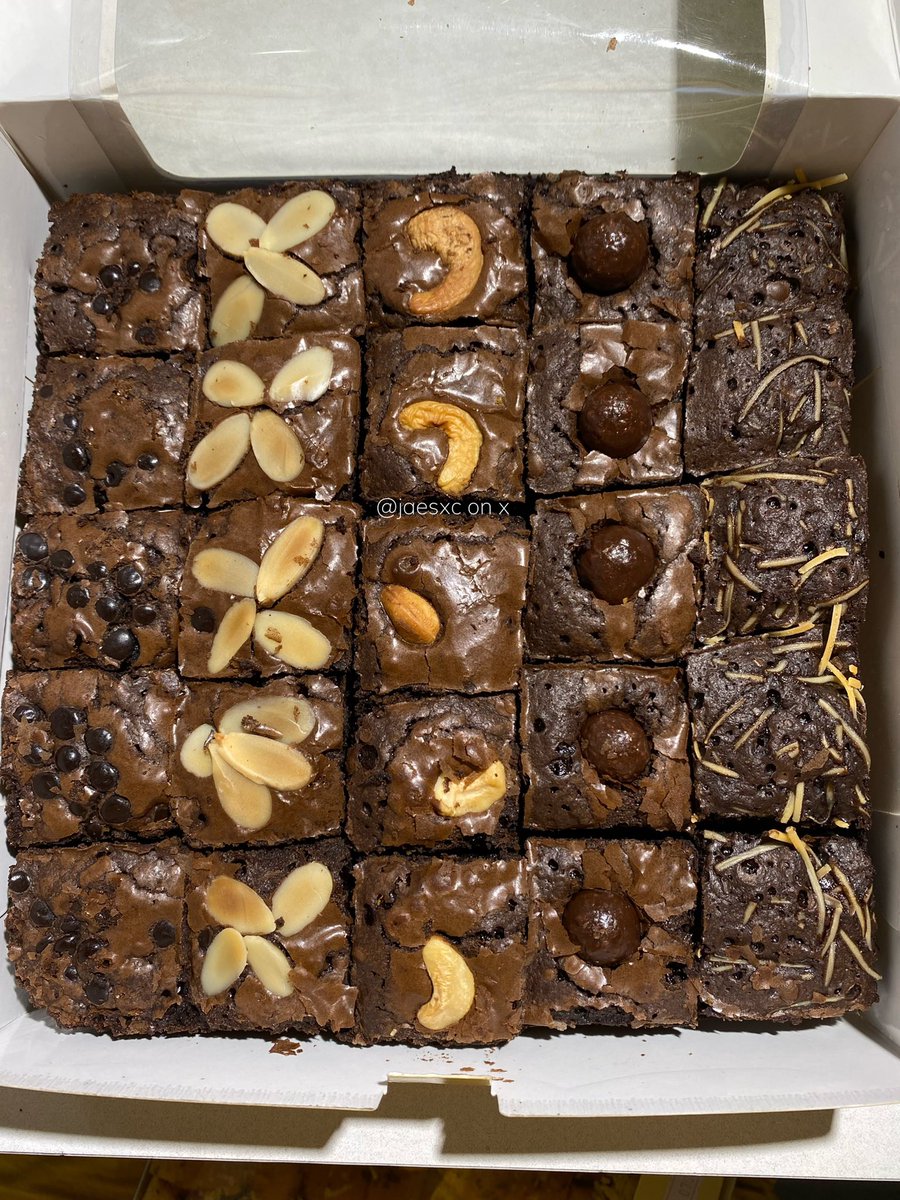 Kalo ngomongin Bandung, selain Brownies Amanda, Bolen Kartika Sari, Bolen Lilit Yogya, ini adalah kumpulan makanan manis favorite aku 😋

Wajib cobain juga kalo kalian ke kota ini lagi!