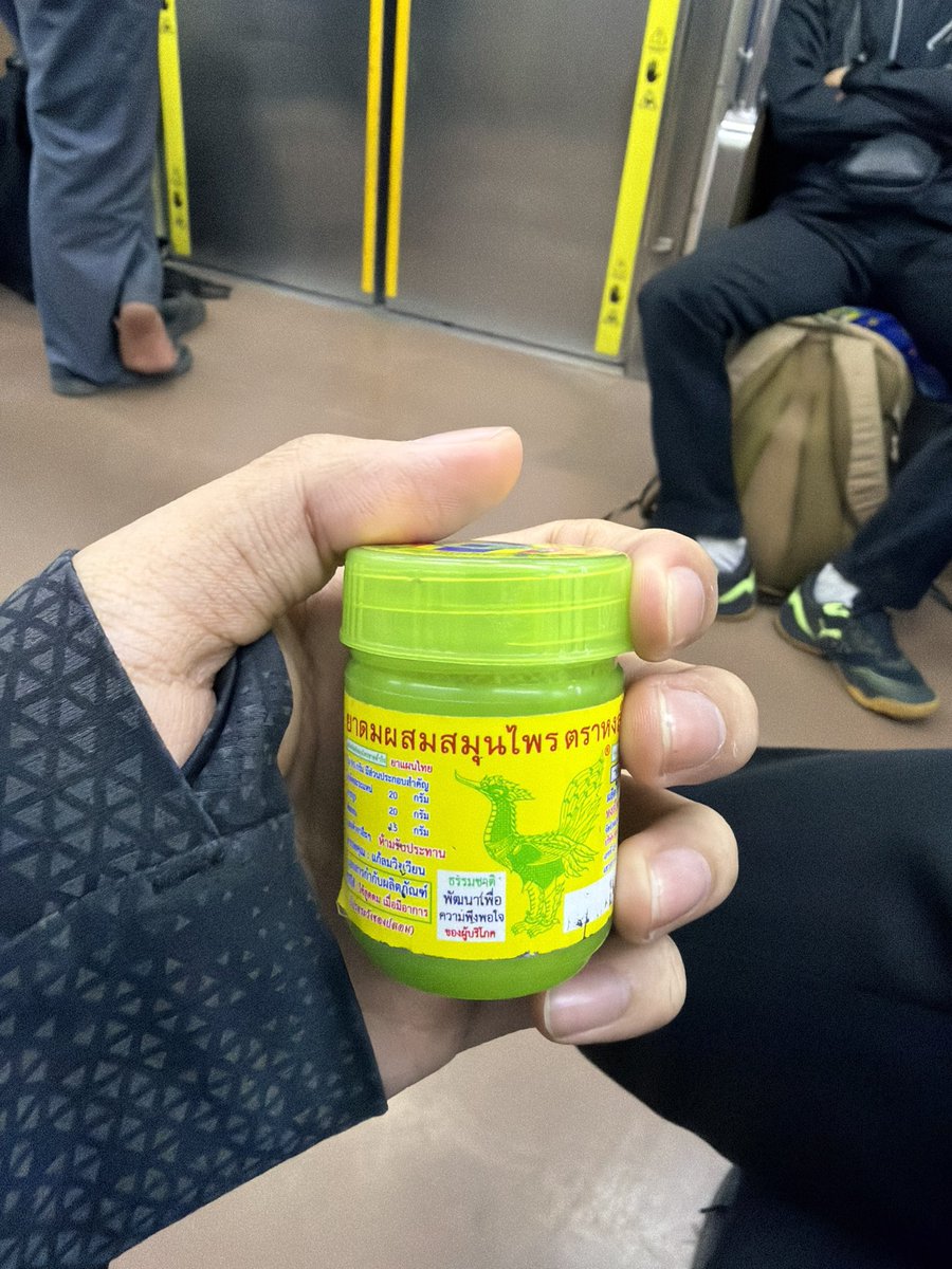 1kabyddad's tweet photo. Sebelah gue bau asem kecut #parah. Alhasil gue masukin ini barang ke dalem masker. Gpp mata perih selama napas aman. ๐ญ https://t.co/kjQ7gjEYe7