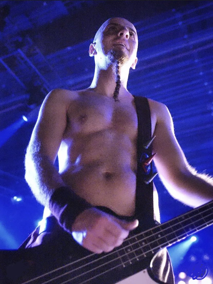 Girlerasure's tweet photo. guys… I think he’s *gulp* naked 😰😰 https://t.co/RqnI75IiZQ