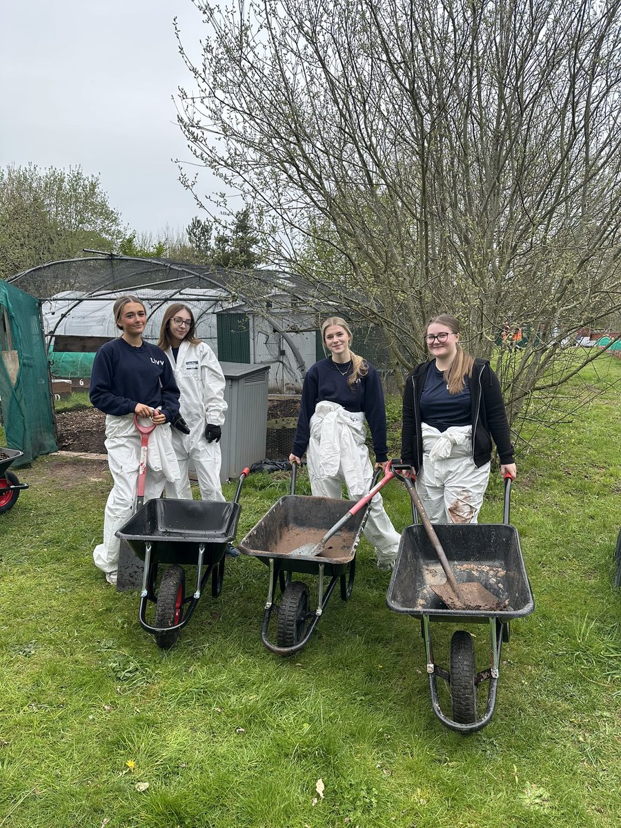 LivvHousing's tweet image. Colleagues &amp;amp; apprentices from Livv recently volunteered at a Community Action Day at @IncEdNetwork #Knowsley 💚 It was a great day, with volunteers from multiple local companies coming together to help make a difference in our community 🥰 

#Community #MakingADifference