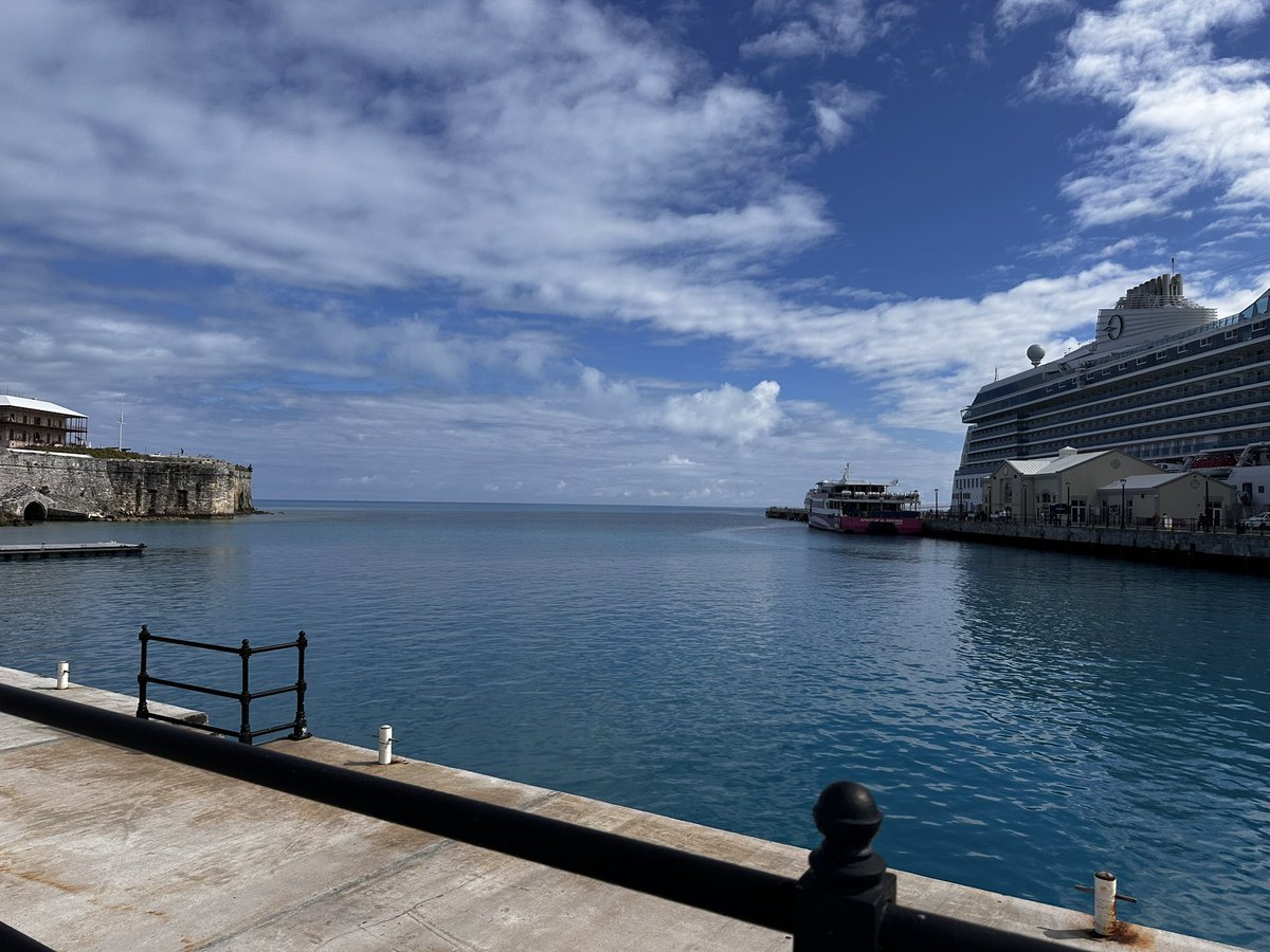 Vickytilmanrn's tweet photo. First time in Bermuda ☀️ https://t.co/xLTdBsVb8g