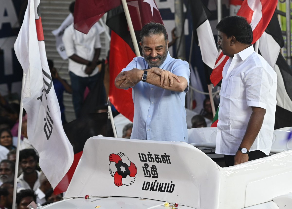 timesofindia's tweet image. #InPics | Makkal Needhi Maiam chief Kamal Haasan campaigns for Udhayanidhi Stalin at Chennai’s Chepauk-Thiruvallikeni constituency on Friday, adding star power to the election trail ahead of the big battle in Tamil Nadu.

#KamalHaasan #UdhayanidhiStalin #MNM #TamilNadu #Chennai