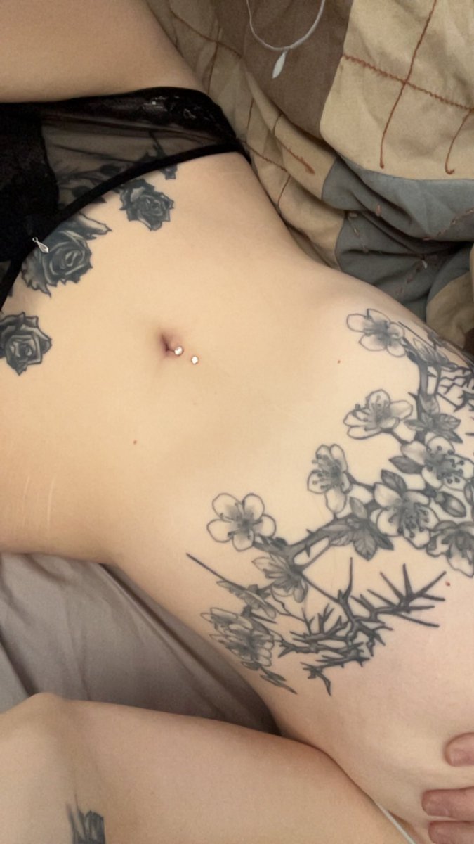 Bunnyyyy007's tweet photo. I got my bellybutton pierced! https://t.co/K4WZItQeC2