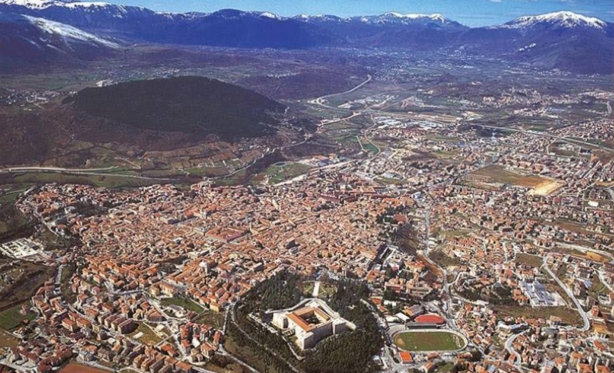 NicoRaber's tweet photo. @thealepalombo Io metterei l'Aquila, sopra c'é questo!(vedi foto 2), 1500-2000 metri. Autostrada a 1000 metri sotto la montagna che scende a 700metri in città, ma é meglio non lo sappiano troppe persone. https://t.co/IASGjphUGa