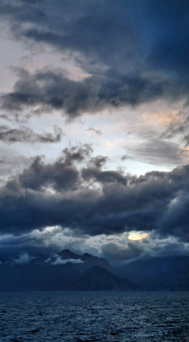 WBpIIh6vIe67866's tweet image. Yanlış, daha baştan yanlış
bir şiirdi bu, biliyorum
ve belki ömrümüzün yakın geçmişi
bu kadar doğruydu ancak, kimbilir
Kalbim unut bu şiiri.

~Ahmet Telli
#photography #sky #clouds #storm