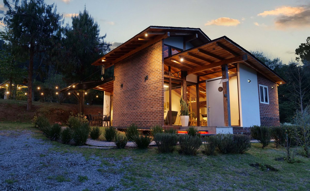 gremio_studio's tweet photo. Un Airbnb no solo se alquila… se elige a primera vista.
Se elige en segundos, y el branding hace la diferencia.

Las fotos para el Airbnb CASA CUBICO, en #xela, integramos el branding en cada detalle, creando experiencias que conectan desde la primera vista.

#Branding #Airbnb https://t.co/vEmf9Lijif