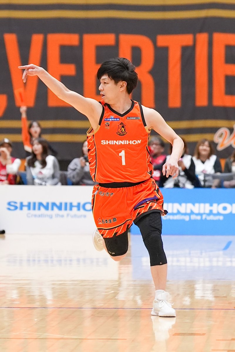 natsuki30en's tweet photo. 早いもので25-26seasonもラスト節
ホーム開幕節での初WINはミヤ様のブザビ勝利でした✨️
あの時のコートを揺らす歓喜は今でも覚えてるし、その感動こそがが最後まで私をコートに向かわせるモチベーションでした
さぁいろんな意味でラストゲーム!!
最終節も勝利で心に刻まれる試合にしましょう🦁 https://t.co/OVYZ3Gwu9e