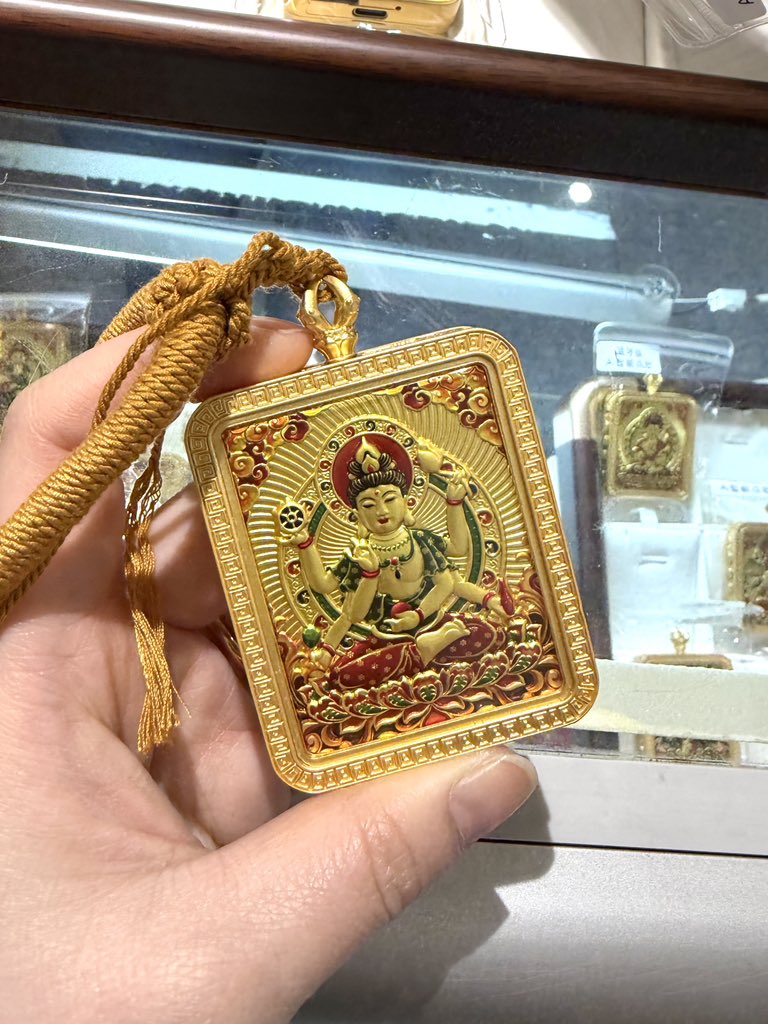 無常くん<a href="/mujo_kun/">無常くん（副書記）</a> にアテンドしていただき、念願の仏具展覧会へ！
お馴染みのブッダマシーンメーカーが勢揃いで大感動🥹

見たことないブッダマシーンもたくさんあってめちゃくちゃ刺激を受けた。
ブッダマシーンにもAIの波が来ており、自分もこちらのAI機能付きブッダマシーンをゲット🕺🕺🕺