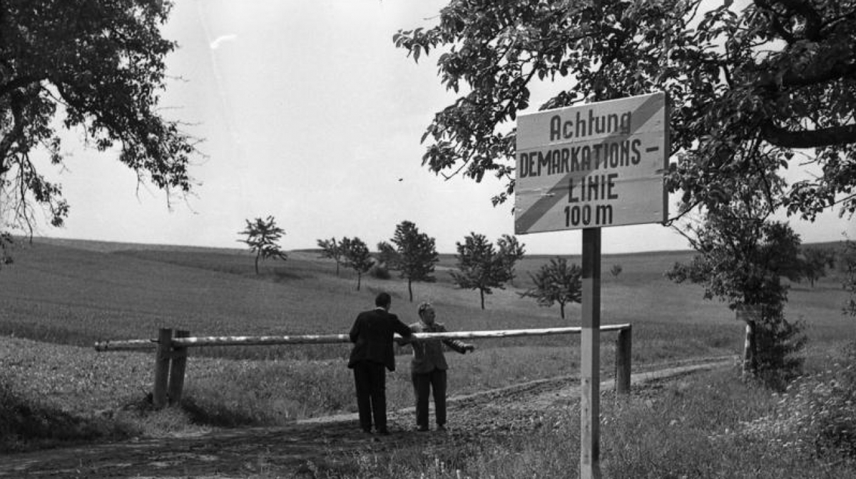 Pillandia's tweet image. Staatsgrenze zwischen der DDR (Thüringen) und Westdeutschland (Bayern).
Schlagbaum bei Asbach. Aufn. 1950. 
pillandia.blogspot.com/search/label/DD 

#Border #Grenze #GDR #DDR #Thuringia #Bavaria #WestGermany