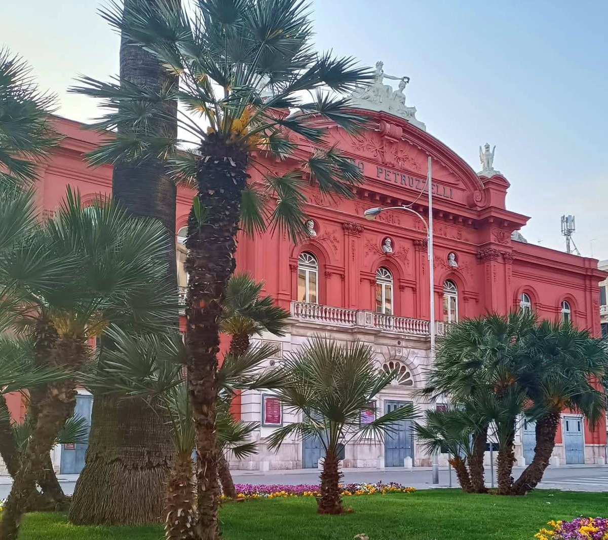 AlmiraUva's tweet image. "Un dì felice, eterea, mi balenaste innante, e quel dì, tremante,
vissi d'ignoto amor."

Giuseppe Verdi 
~La Traviata~

#Foto a #CasaLettori 
Il Teatro Petruzzelli