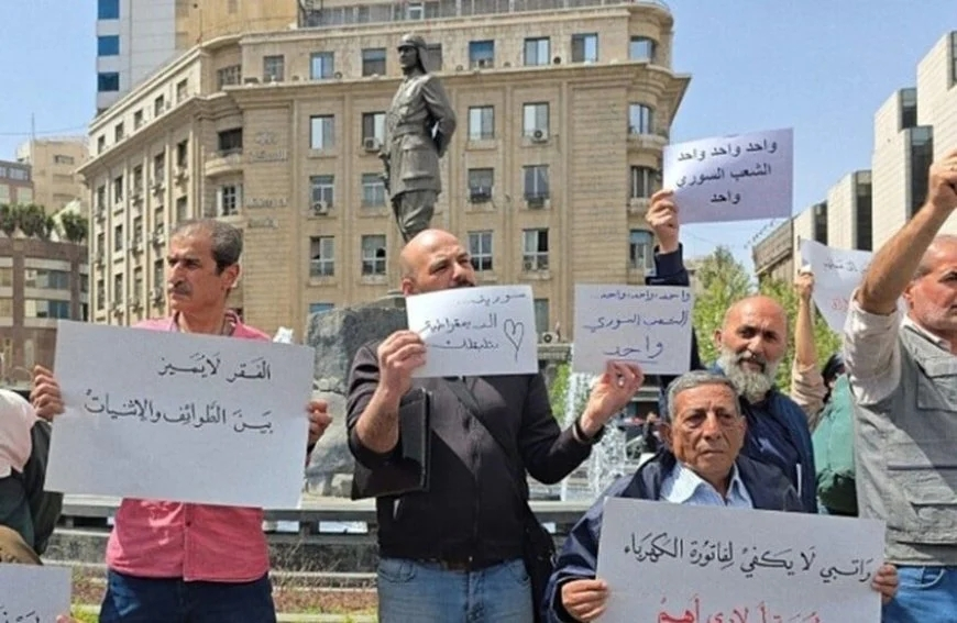 enhawarnews's tweet image. 🟠9 civilians injured during sit-in at Youssef al-Azmeh Square in #Damascus

🌐More (hawarnews.com/en/9-civilians…)

🔔 HAWAR NEWS AGENCY #ANHA