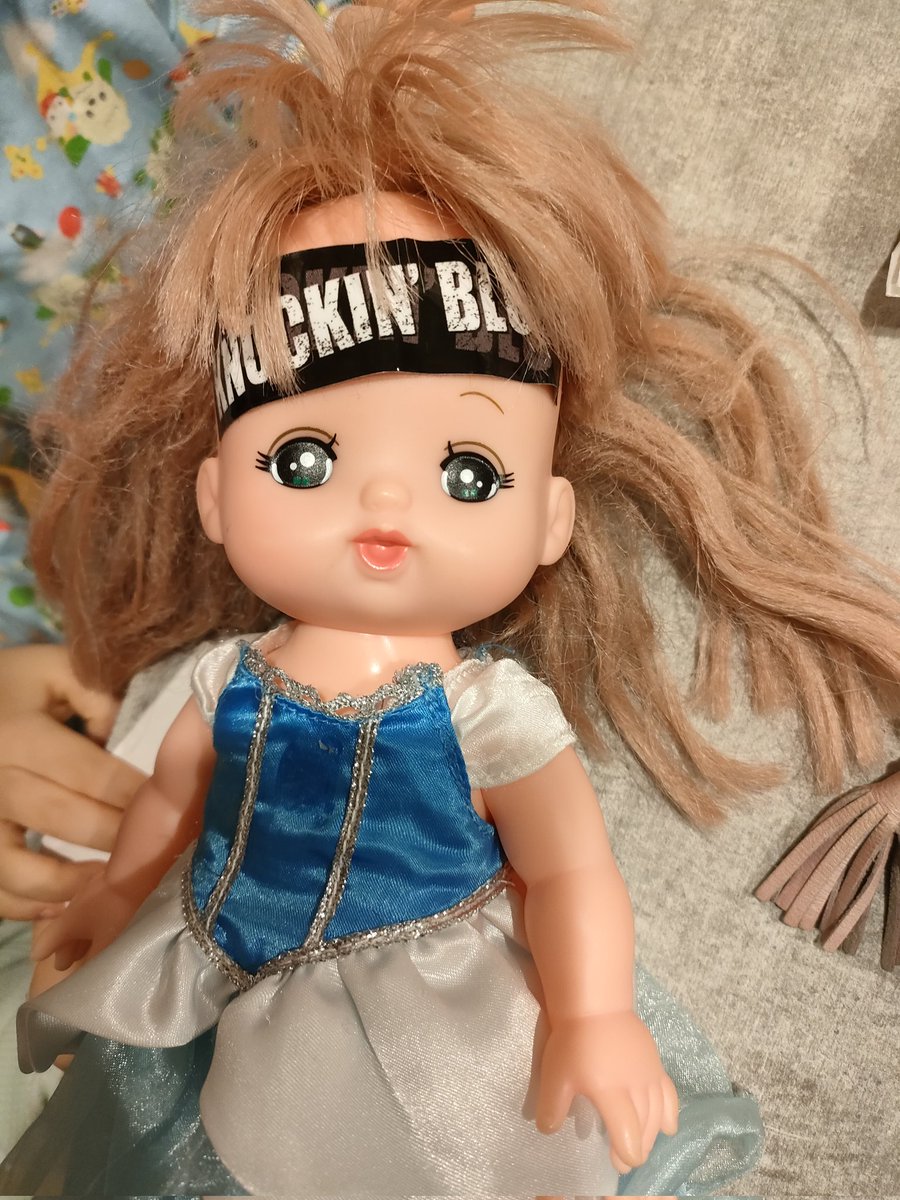RashingBoy's tweet photo. 寝る前に長女に激ギレしてもうて反省です。ノッカーズのステッカーをメルちゃんの冷えピタにする天才。 https://t.co/u8L9qIjnES