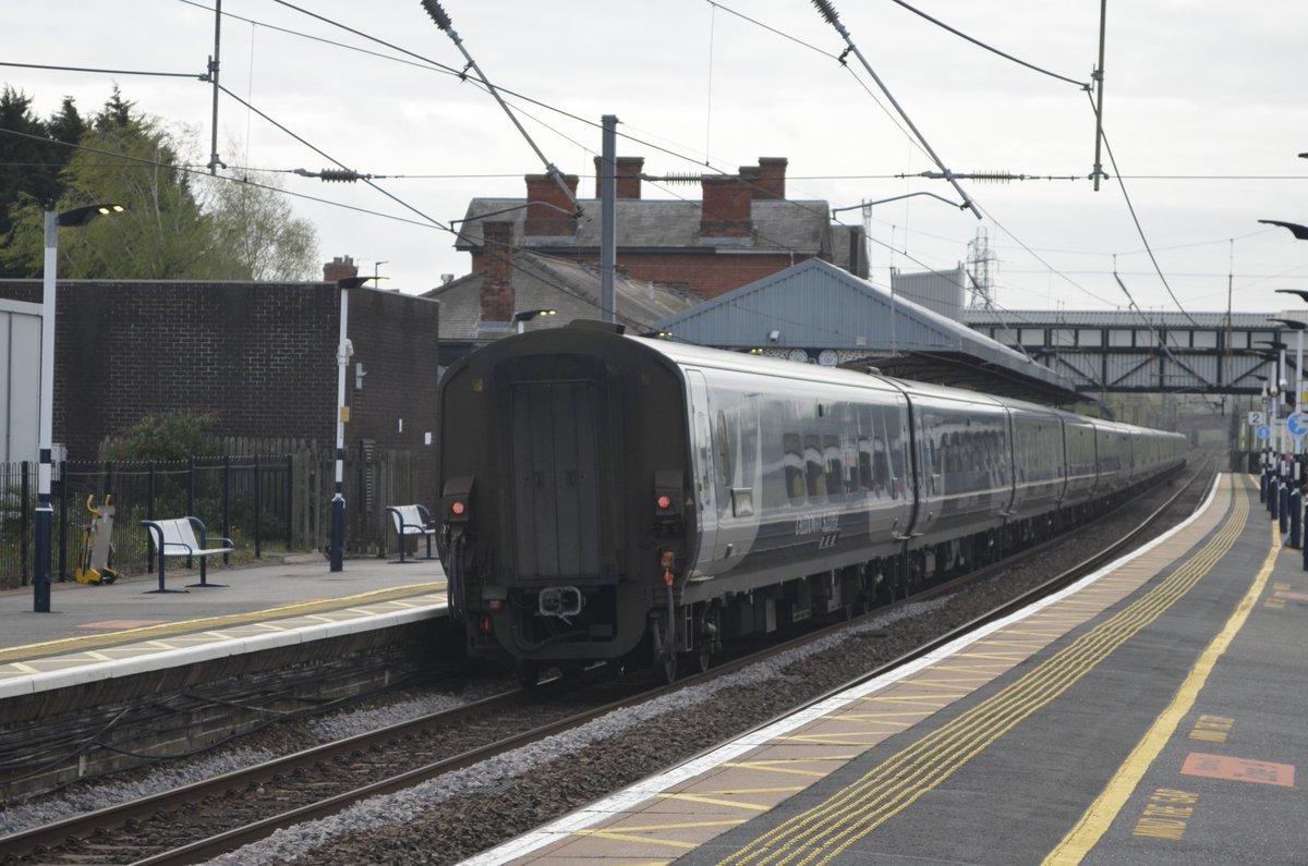 RiggerMortiss's tweet image. A little lost and lot late 92014 passing GRA with 1M16 @CalSleeper service from the highlands 0930 17/4 +229 @hcrossers @1701aStarship @Clinnick1  #ECML #Sleeper #Diversion #Late