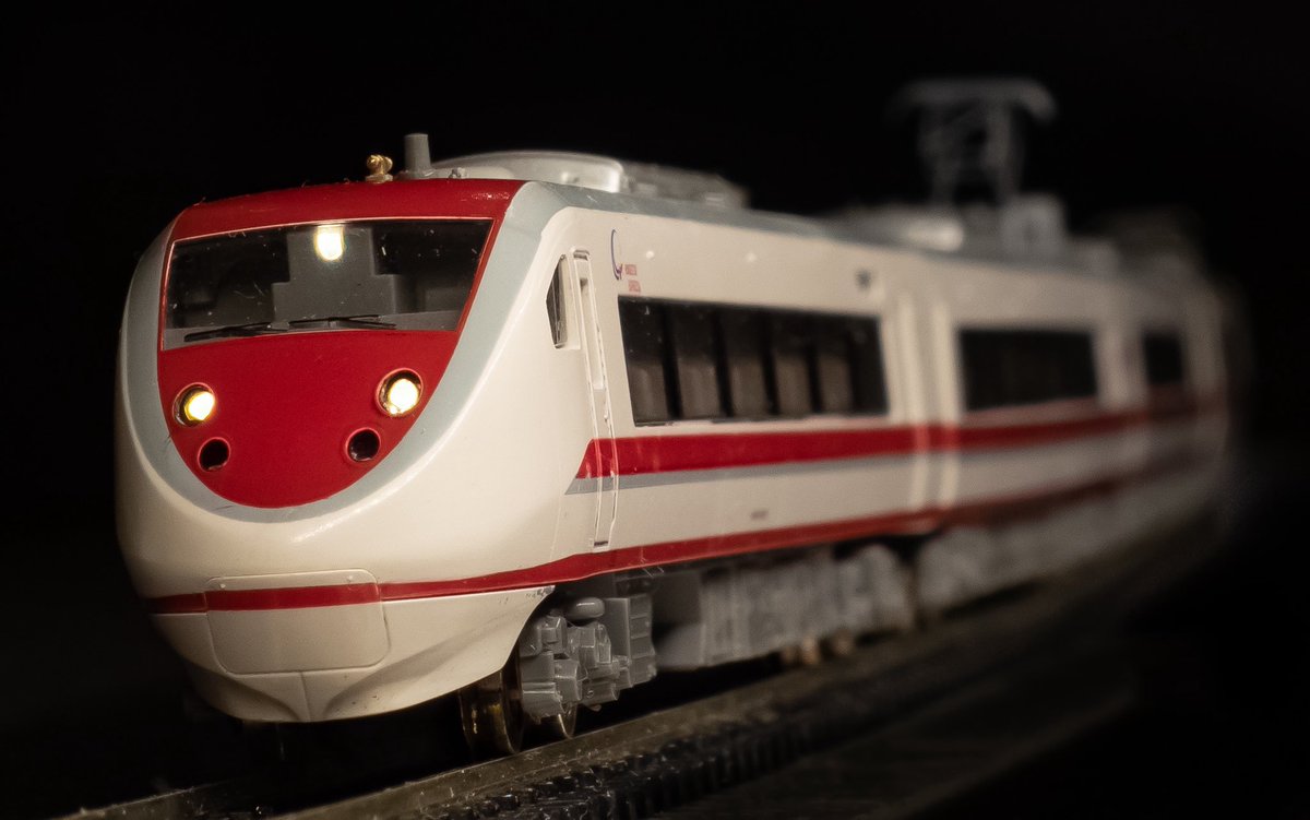 YOMITECHS's tweet image. 実のことを言いますと、ヨミレンズ681は一発ネタとして考えていました。
何故かって、過去に「答え」に辿り着いていたからです。
プリズムを切るのは @tanimachi32601 さんの投稿からヒントを得ました。
プリズムの径を小さくするとより良いので、それをヨミレンズ681に載せた…つもりです。