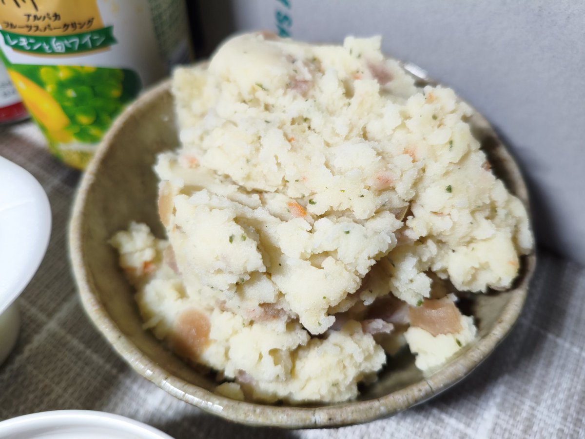 Agetatesawa's tweet photo. 居酒屋で食べたカリカリ梅のポテサラに感銘を受けたので、じゃがりこをお湯でふやかして、そこにカリカリ梅混ぜて再現できました！
めっちゃ旨し！日本酒に合う！ https://t.co/Ln8wITks27