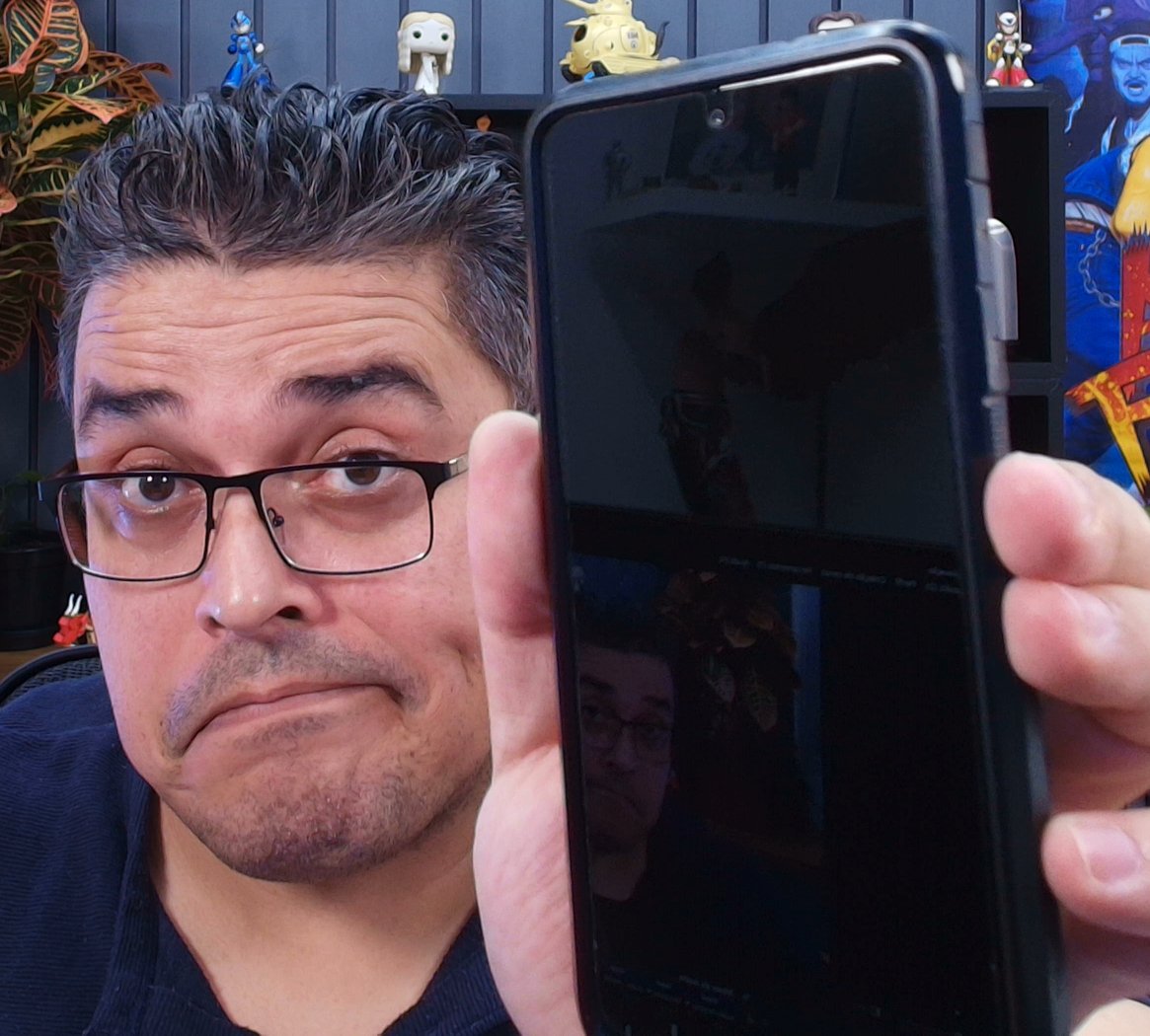 É importante usar película de celular se a capa é alta e boa? 

A minha encheu de bolha e tô com preguiça de colocar outra.