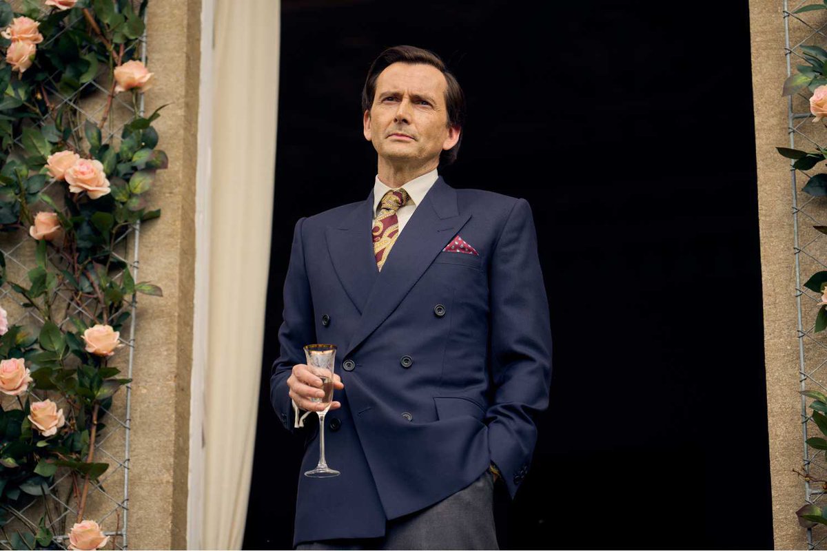 UpdatesRivals's tweet image. Aidan Turner says that working with David Tennant is “one of the most enjoyable parts of #Rivals”:

“He's one of the kindest, most generous actors you'll ever meet. He really is a force. When you're working with an actor like that, I find l learn so much every scene.” #Rivals2