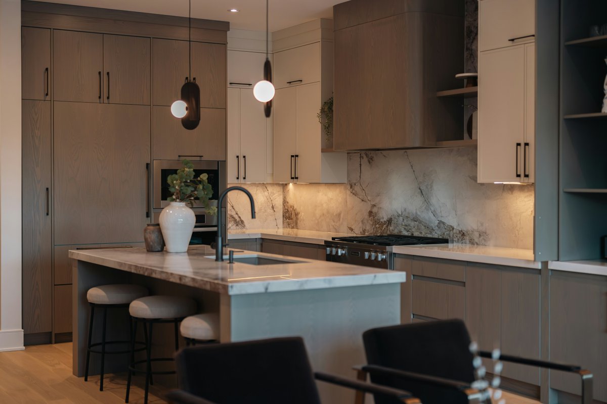 DSauctions's tweet photo. ✨ Rough Meets Refined: Pairing imperfect, organic elements with sleek surfaces is becoming a go-to. It adds depth and keeps the space from feeling overly polished—striking that balance between elevated and effortlessly lived-in.

#GetInspired #DanieleSmithRealtor https://t.co/H4W6TfQqg4