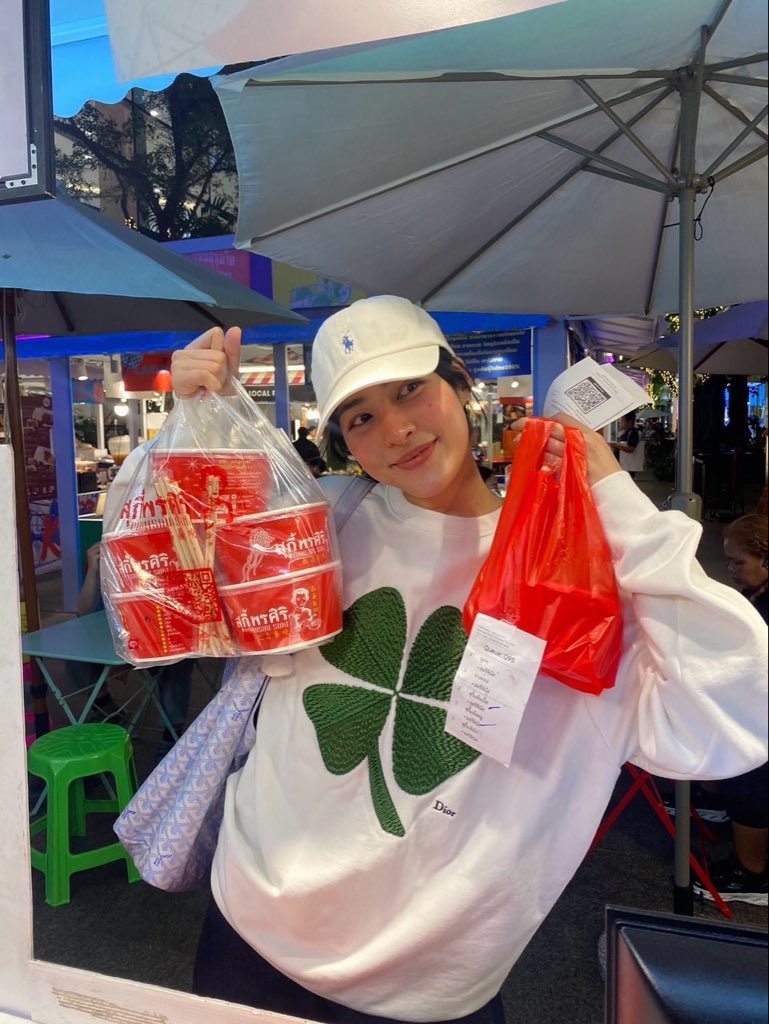 พบเจอแฟนยัยออมได้ตามศูนย์อาหารและตลาดนัดทั่วกรุงเทพมาก นอกจากแฟนตานี่รักแค่อาหารจริงๆมึง ชอบนะไม่เจ้าชู้ไม่มองใครพี่มองแค่เธอกับของกินเท่านั้น55555555555