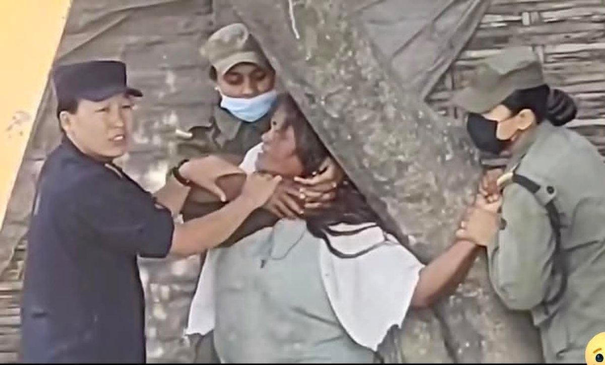 आईफोन उपलब्ध गराउन लागिएका मन्त्रीहरूले अब यस्ता दृश्य कैद गरून् । रूखमा बाँधेर, घाँटीमा समातेर जे जे गरेर हुन्छ गरिब लखेटौँ, न रहे बाँस न बजे बाँसुरी । गरिबी लखेट्न त नीति बनाउनुपर्छ, गरिब लखेट्न यसैगरी घाँटी थिचे पुग्छ, गरिबको चमेली...