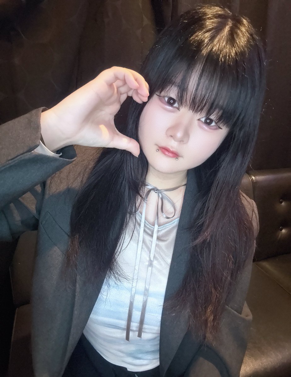 います、 ( ᴖ ̫ᴖ )♩

これはスーツだよ、スーツ(？)
髪結ぶのとおろすの迷ったから
2枚載せとくヮ 𛰙᭜𖫴𖫰𖫱𖫳𖫲𖫲𖫳𖫴𖫰𖫱꛰ ᭜𖫴𖫰𖫱𖫳𖫲𖫲𖫳𖫴𖫰𖫱꛰ಣ

スーツいいよね、好 🫶🏻

のんちゃんとまっている！！