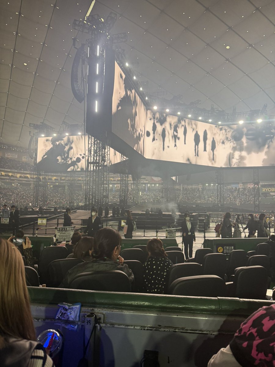 MMK0412's tweet photo. バンタンのLIVEほんとに最高だった！
登場のときとcrystal snowで号泣した

ステージ近かったから坂のとこまでジョングクが降りてきてめっちゃ近かったし、外周歩いて来た時は肉眼で全員拝めてほんとに幸せな時間だった！

また2027も行きたいなぁ、、 https://t.co/HYH9wTmdbA