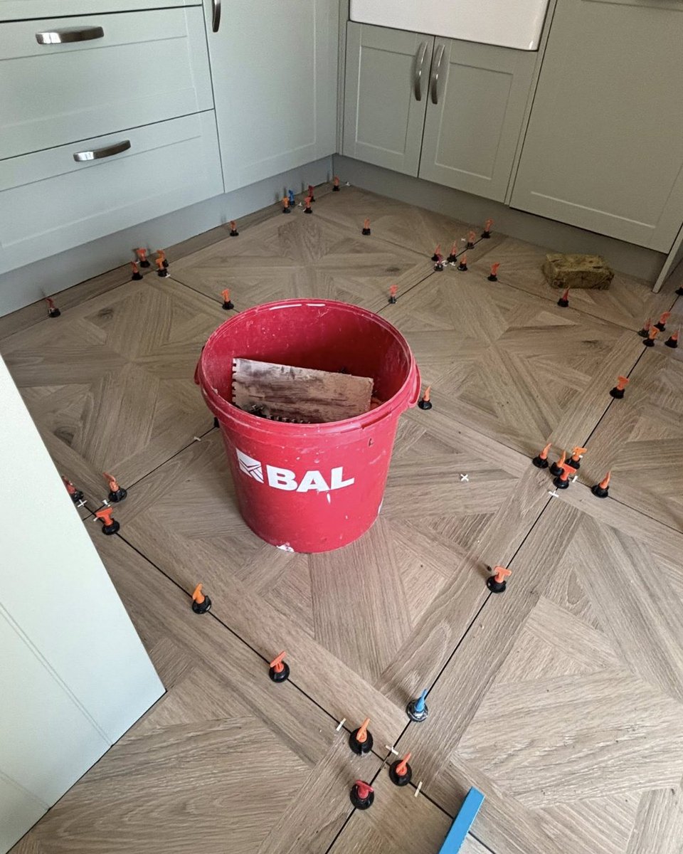 BALtiling's tweet image. 🗣️"Best product on the market!" 

That's what DTS Tiling says of BAL AF Max - uncoupling system and tile adhesive in one which was used for this project using 750x750mm Porcelain Brunswick Tiles on tile backer board to remove deflection on the subfloor.

#Tiling #Tiles