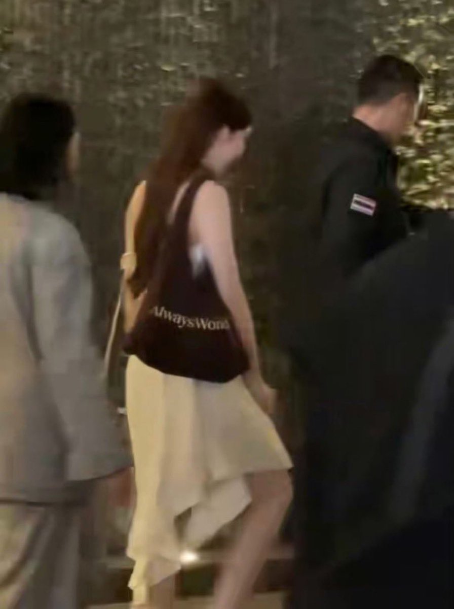 ปึ้ง! เจ้าของแบรนด์ KS ที่กำลังโปรโมทคอลใหม่ของตัวเองโครมๆอยู่ใน ig แต่ไปทำงาน ตปท.ชีใช้กระเป๋าแบรนด์แฟน ค่ะ สะพาย AW เต็มๆตา กูให้เลย ใครจะรักแฟนได้เท่าออมกรณ์กูถามจริงๆ5555555555