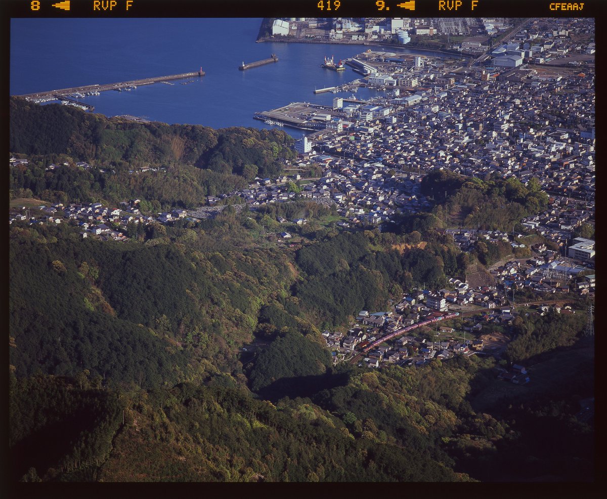 ggBetCH2up66784's tweet image. 便石山象の背岩俯瞰
西日が照らす尾鷲港と尾鷲の街並みを背に山に分け入ってゆく貨物列車。
ここも何度アタックしたか記憶にないぐらい連敗続きだった場所のひとつ。16年前の今日にようやく任務を完遂。

2010.4.17　2088列車　DD51?+コキ　紀勢本線 相賀～尾鷲
PENTAX67Ⅱ 165mm CPL RVPF　
#PENTAX67