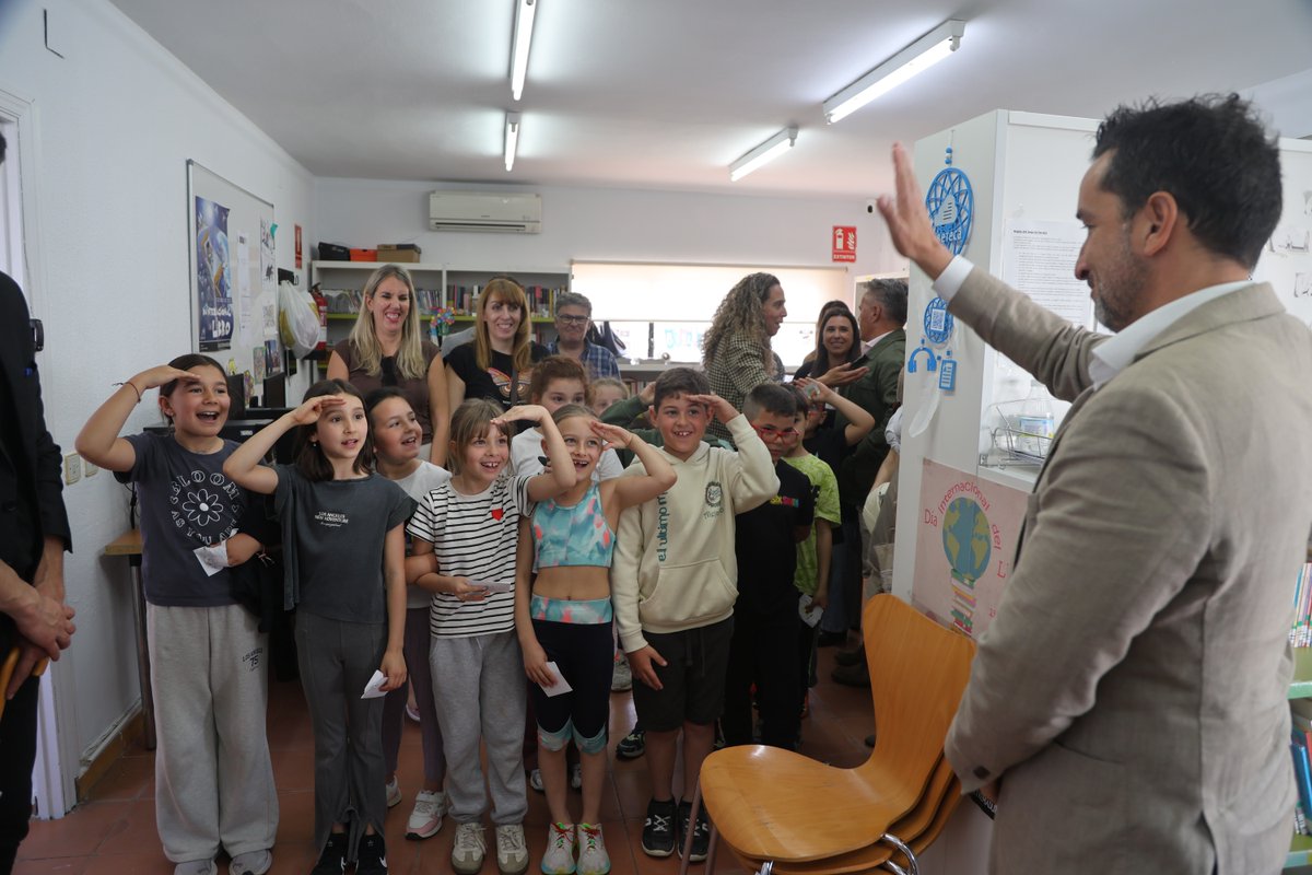 DipdeBadajoz's tweet photo. ☁️ DECENAS DE NIÑOS Y NIÑAS CONOCEN LA MAGIA DE NUBETECA EN LA INAUGURACIÓN DE LOS ESPACIOS 58 Y 59

La #DiputacióndeBadajoz sigue ampliando su proyecto único en el mundo 🌏 ahora desde Novelda del Guadiana y Valdebótoa.

Con ese orgullo, ha organizado dos citas, en ambos municipios, que han maravillado a los pequeños gracias a la magia de Nubeteca. Tanto el diputado provincial, @RCabezasBadajoz, como Alfred Cobami, el Mago Nubeteco, han logrado transmitirles la ilusión por contar con una oportunidad así cerca de sus casas y les han invitado a ser libres en su imaginación, con la ayuda de la lectura.

➕ℹ️ Más información en https://t.co/bItW6kIBGx

🌐 #ODS4 #ODS9 #ODS10