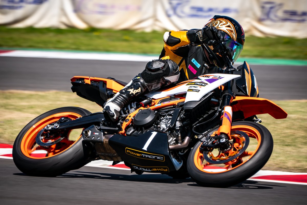 kumaphoto1's tweet image. いのっちさんがまた変わったバイク乗ってる（定型文）
＃筑波ツーリストトロフィー
＃KTMカップ
＃KTM390SMCR