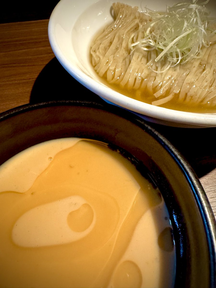 明日4/18(土)昼営業のメニューです。

【煮干蕎麦】
・伊吹と黒鯵煮干ソバ(伊吹島沖産いりこ、境港黒鯵煮干)
・銀鱗太刀魚煮干蕎麦(九十九里産太刀魚煮干)
・【25食程】いりこ出汁と紅ズワイ蟹の冷たいツケソバ(いりこ出汁× 境港丸八水産直送 生紅ズワイ蟹、自家製紅ズワイ蟹煮干)※ゆめちから平打ち