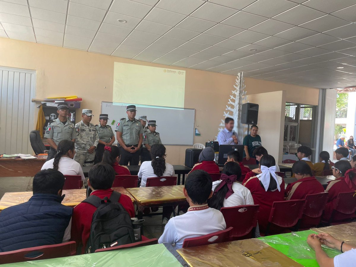 GN_MEXICO_'s tweet image. ¡La prevención es la mejor herramienta para los estudiantes! En #Hidalgo, integrantes de la #GuardiaNacional impartieron pláticas de prevención del delito y realizaron actividades de proximidad social con estudiantes de escuelas de nivel básico en el municipio Alfajayucan, con el