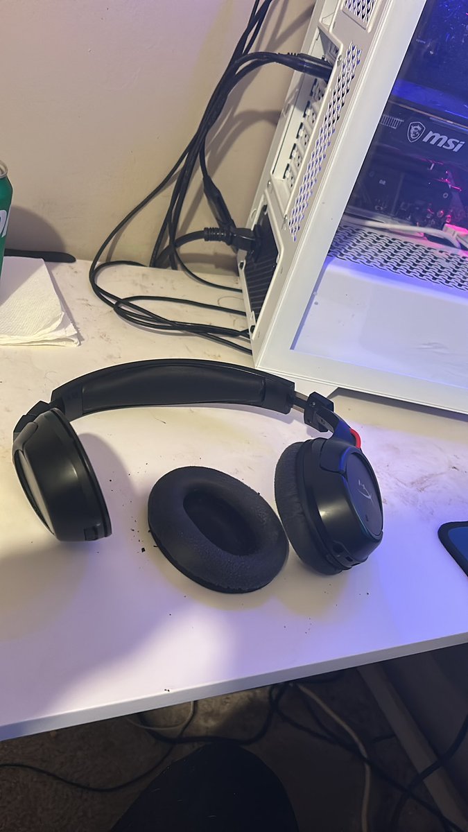 xWolvess's tweet photo. After 7 years of 0 issues I think it’s times for a new one @HyperX https://t.co/VxvLvD0bGM