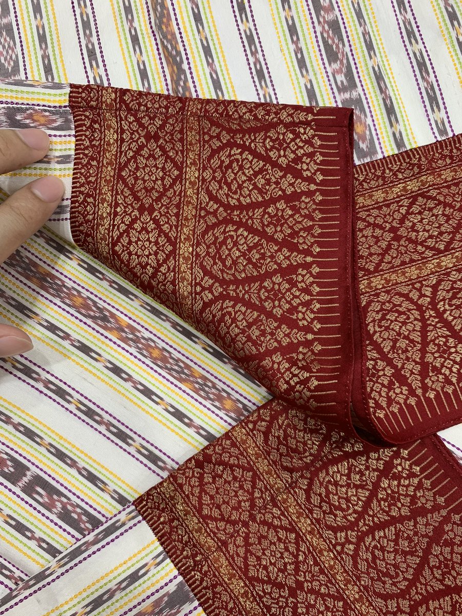 ชุดแต่งงานของณเดชน์ ญาญ่า เป็นผ้าของอาจารย์วีรธรรม ตระกูลเงินไทย โด่งดังมากเรื่องผ้ายกทอง ในนาม “ผ้ายกทองจันทร์โสมา” ถ้าดูที่ชายโจงของณเดชน์ ก็คือเป็นลายนี้ ผืนนี้เราซื้อมานานละ เป็นผ้าสาเกตต่อตีนยกทองสีแดงเหมือยกัน อยากให้ดูความละเอียดว่ายิบ!!!!