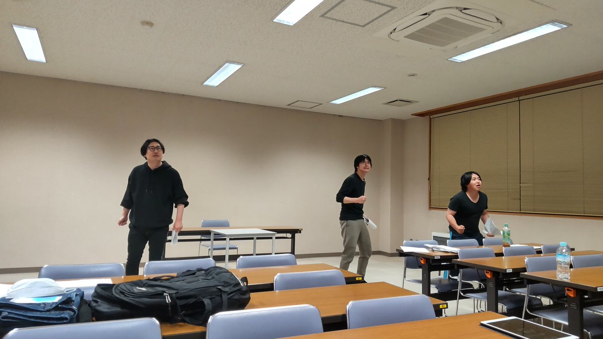今日はBLUESのコントライブ稽古場に伺いました🍀
映像オペ担当します！今回も笑いいっぱいの公演の予感！3人の掛け合いが更にアップグレードしてる感覚！
6/13、14 上土劇場
「優しいフール」
かわいいチラシですね～💐