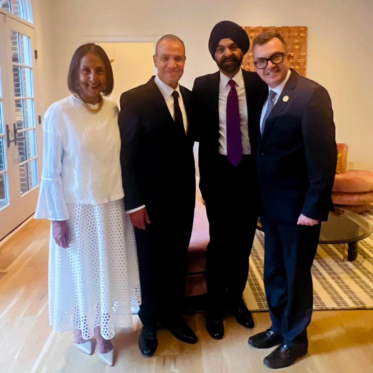 mpedegypt's tweet image. وزير التخطيط والتنمية الاقتصادية يلتقي رئيس مجموعة البنك الدولي خلال اجتماعات الربيع بواشنطن

الدكتور أحمد رستم:
⏪️ الحكومة تمضي في مسار الإصلاح الاقتصادي رغم التوترات الإقليمية

#SpringMeetings #WorldBank #2026SpringMeetings