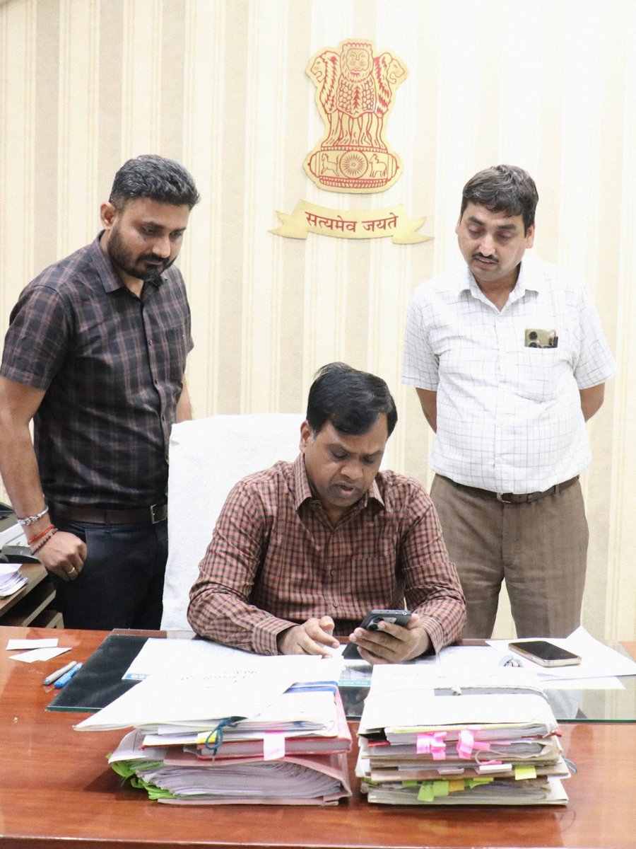 RewaCollector's tweet image. कलेक्टर एवं प्रमुख जिला जनगणना अधिकारी नरेंद्र कुमार सूर्यवंशी द्वारा जनगणना–2027 अंतर्गत स्व-गणना प्रक्रिया को बढ़ावा देते हुए स्वयं अपने मोबाइल फोन के माध्यम से स्व-गणना फॉर्म भरकर जिले के रहवासियों को प्रेरित किया गया।

@CMMadhyaPradesh @DrMohanYadav51

#JansamparkMP #Rewa