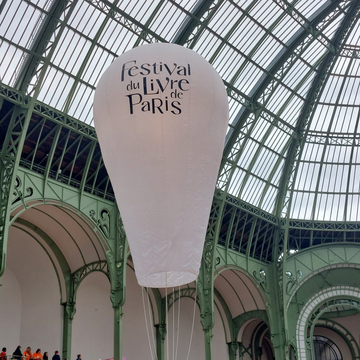 S_Bachmeyer's tweet photo. Entre les romans, la BD, la romance et ses files de queue pour les dédicaces, un peu d'archéologie au salon du livre de Paris... https://t.co/eYBDBy1rbW
