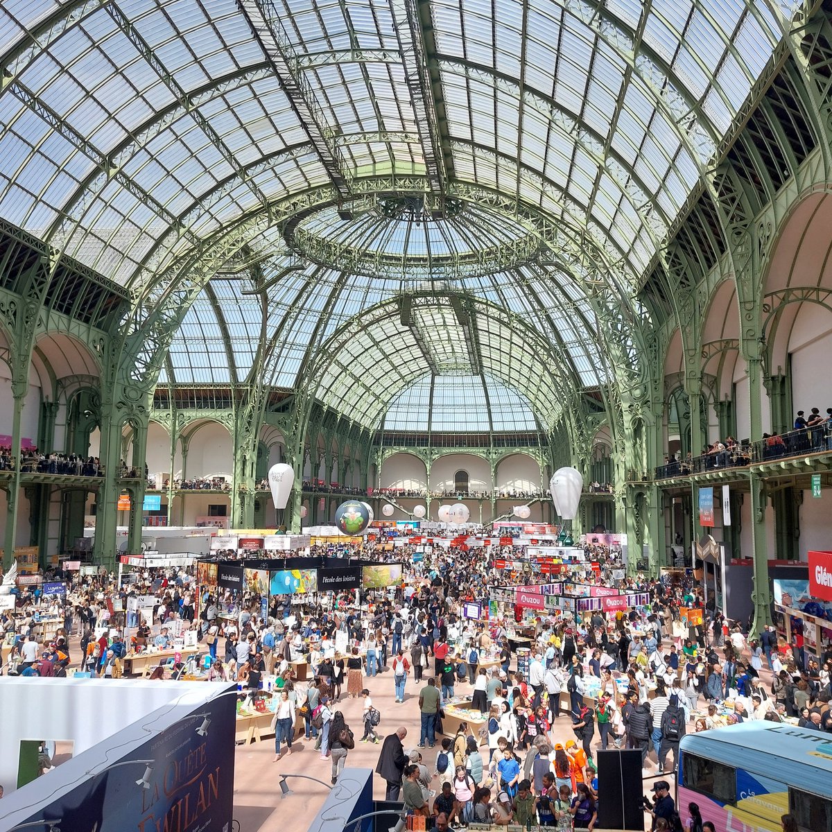 S_Bachmeyer's tweet photo. Entre les romans, la BD, la romance et ses files de queue pour les dédicaces, un peu d'archéologie au salon du livre de Paris... https://t.co/eYBDBy1rbW