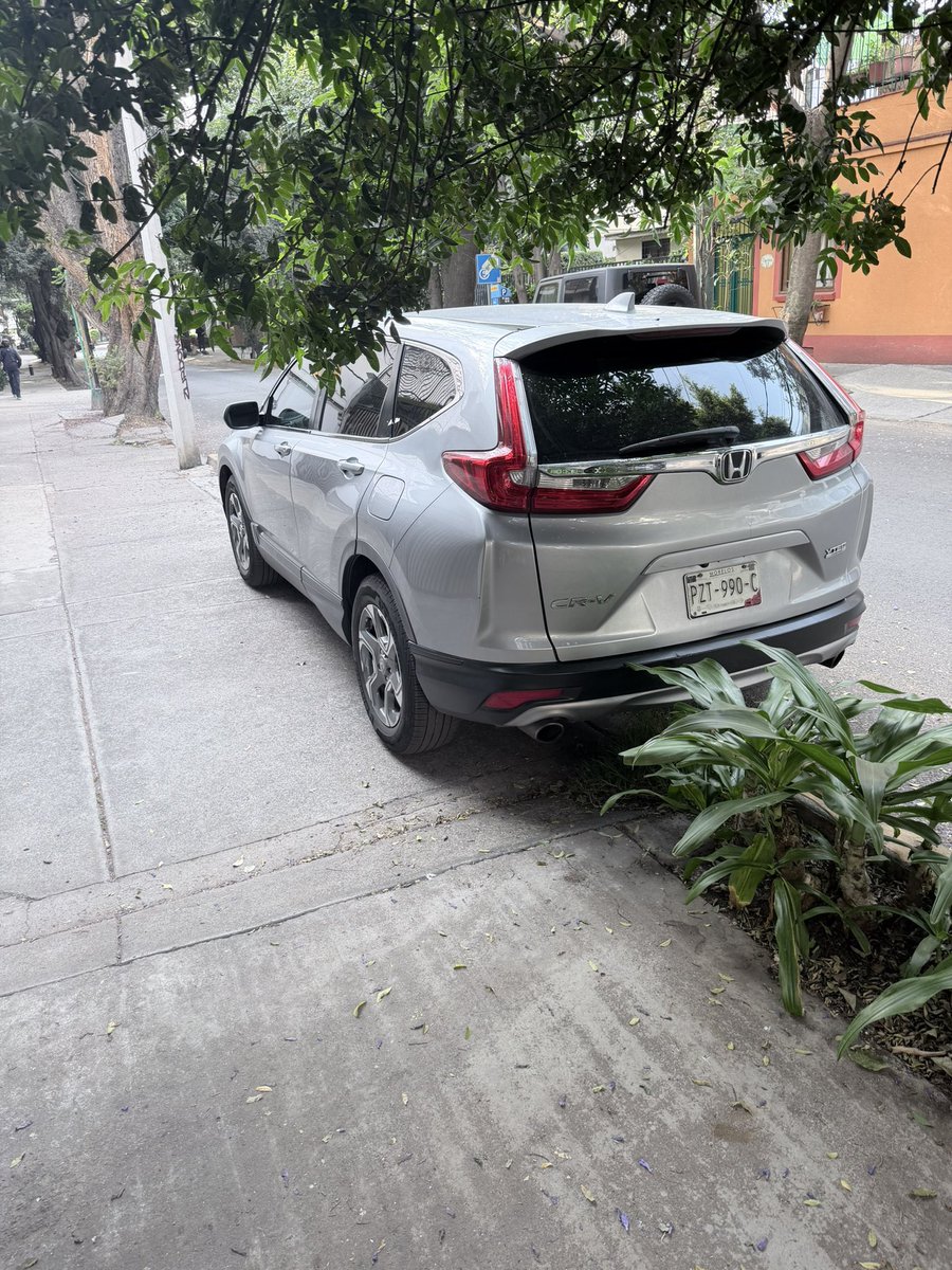 luis_marquez_08's tweet photo. @OVIALCDMX @SSC_CDMX @BlindarBJ @UCS_GCDMX  se solicita ayuda para retirar este vehículo estacionado invadiendo la banqueta. Algeciras entre Málaga y Santander en Insurgentes Mixcoac, Benito Juárez. https://t.co/SiVruln1pj