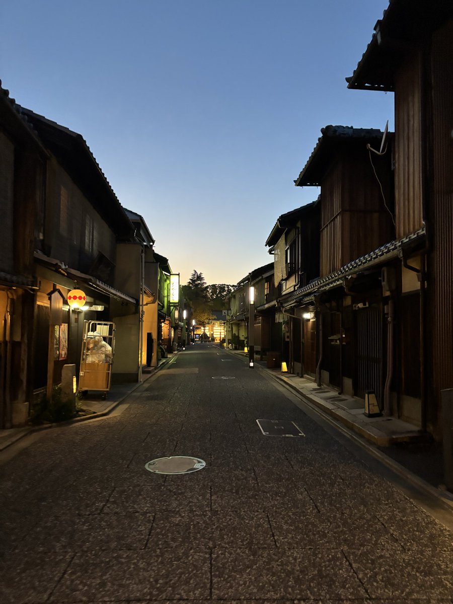 pantiko313's tweet photo. 散歩途中の、ふと景色が変わった先の　
北野天満宮⭐️
眩しかったね⭐️ https://t.co/nnsfpfT3GD